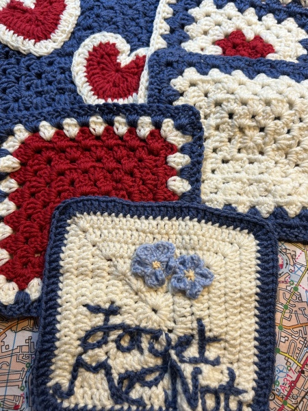 Woolly Hugs: A Blanket for fellow Mumsnetter thegreylady. Can you help us please?