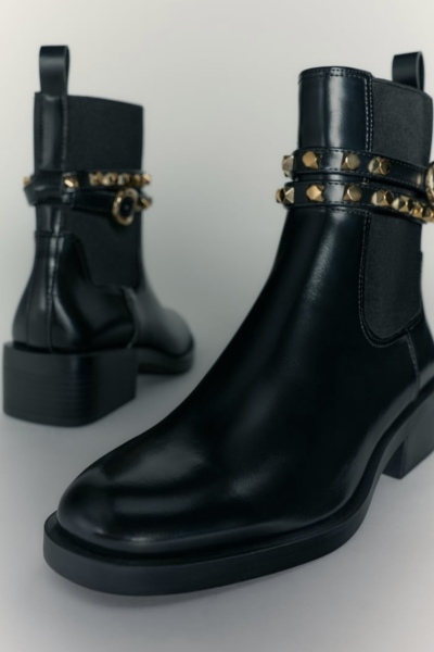 What kind of shoes to wear with a dress like this?