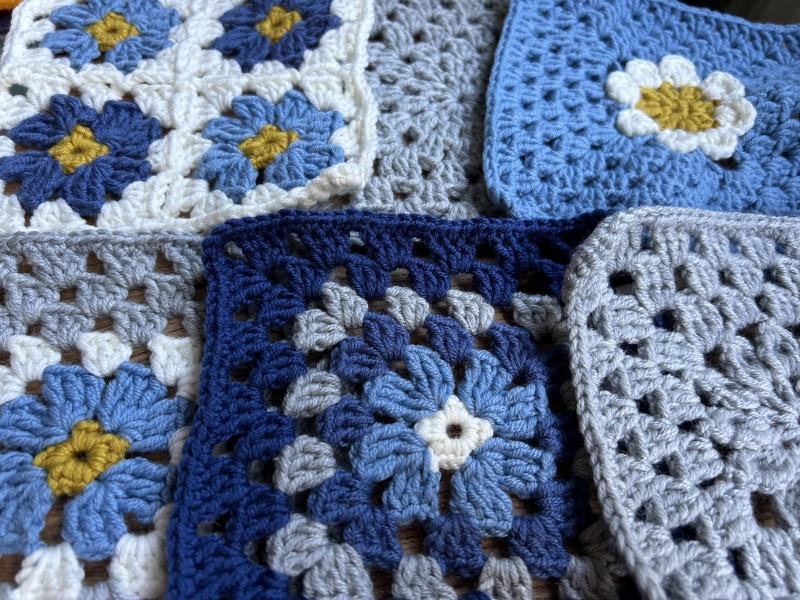 Woolly Hugs: A Blanket for fellow Mumsnetter thegreylady. Can you help us please?