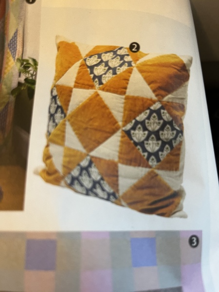 What cushions with this blue velvet sofa ??