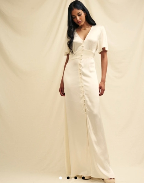 Which hairstyle, headpiece, jewellery?