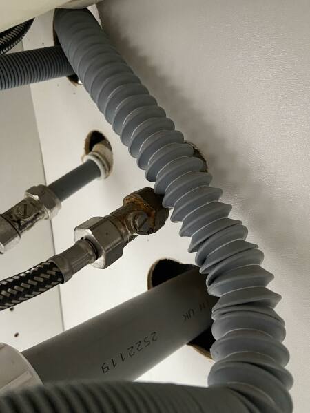 Any plumbers round here? Disconnecting washing machine (quick question with pic)