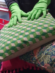 What cushions with this blue velvet sofa ??