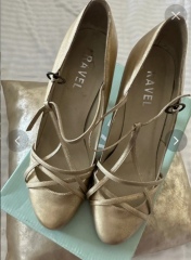 Which hairstyle, headpiece, jewellery?