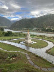 Does anyone like those semi-outdoor, tropical, hotel bathrooms?