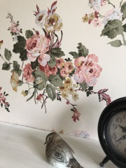 Help me with this bright wallpaper !
