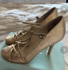 Which hairstyle, headpiece, jewellery?