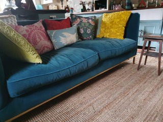 What cushions with this blue velvet sofa ??