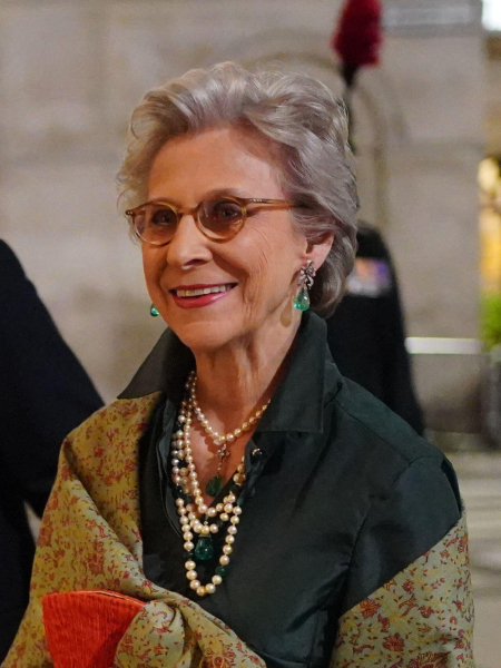 Royal Style: Never knowingly under-jewelled, let's be like Daisy and shine!