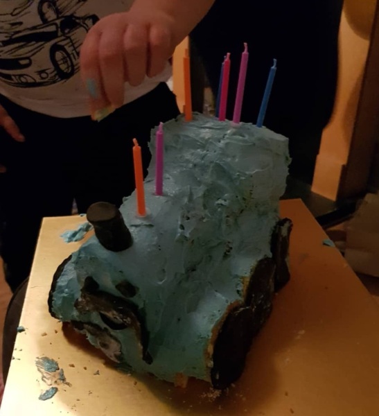 Cake makers- help me!! Can I turn Colin the Caterpillar into Thomas the Tank Engine?