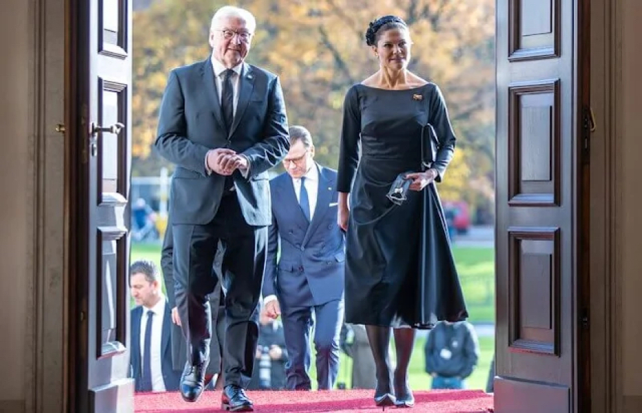 Royal Style: Never knowingly under-jewelled, let's be like Daisy and shine!