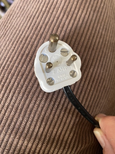 Help with plug for Tiffany lamp (3 round pins)