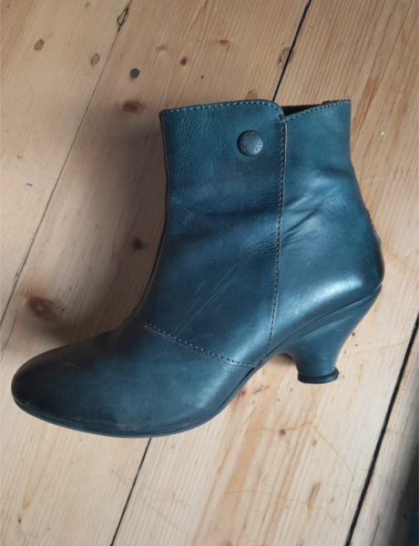 What shoes with this dress?
