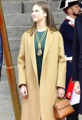 Royal Style: Never knowingly under-jewelled, let's be like Daisy and shine!