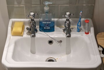 Hand hold - declutter diary