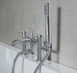 Shower or bath taps with extra hose