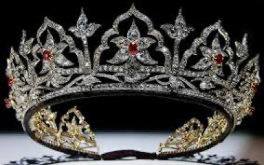 Royal Style: Never knowingly under-jewelled, let's be like Daisy and shine!