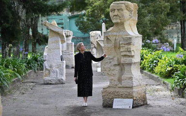 Royal Style: Never knowingly under-jewelled, let's be like Daisy and shine!