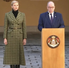 Royal Style: Never knowingly under-jewelled, let's be like Daisy and shine!