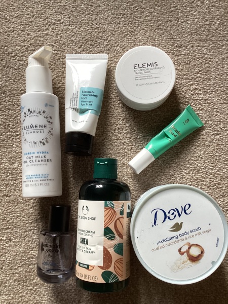 Feel the temptation to indulge in beauty treats? Is your collection overflowing with treasures? Come unite with fellow beauty enthusiasts in this lovely group!