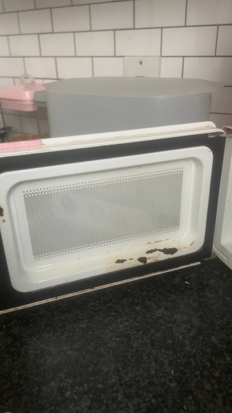 Does microwaves leak radiation?