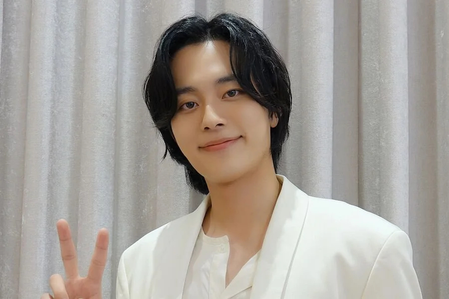 MsLatté’s Daebak Cybercafé (Kdrama addicts #43): Where we marvel over the singularity of Taecyeon’s ears while waiting for Lee Min Ho to show up in his space scrubs