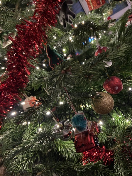 AIBU to think they should replace the Christmas tree?