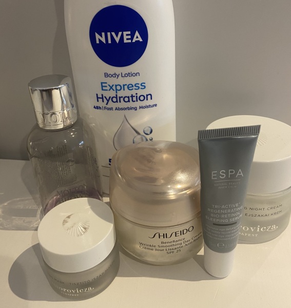 Feel the temptation to indulge in beauty treats? Is your collection overflowing with treasures? Come unite with fellow beauty enthusiasts in this lovely group!