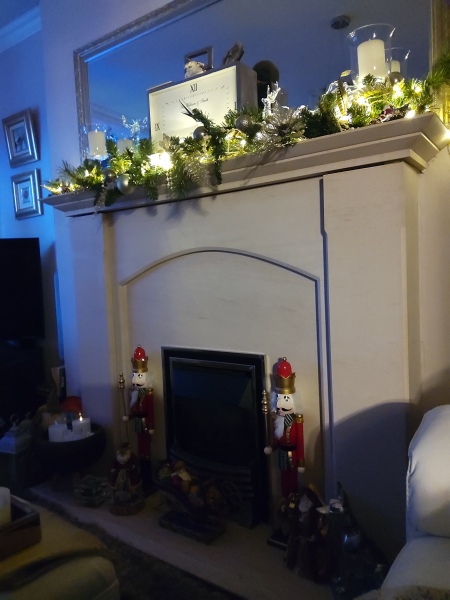 Decorative mantlepiece