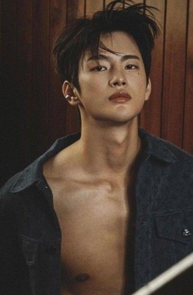 MsLatté’s Daebak Cybercafé (Kdrama addicts #43): Where we marvel over the singularity of Taecyeon’s ears while waiting for Lee Min Ho to show up in his space scrubs