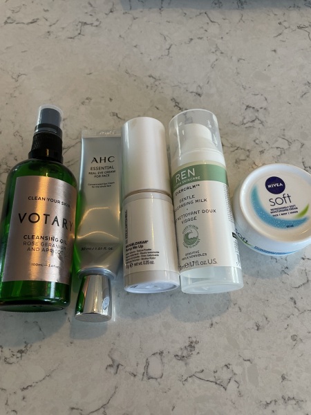 Feel the temptation to indulge in beauty treats? Is your collection overflowing with treasures? Come unite with fellow beauty enthusiasts in this lovely group!