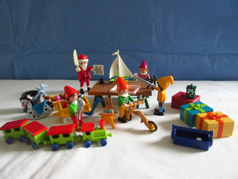 It's the season of advent for the Playmobil people in our house...