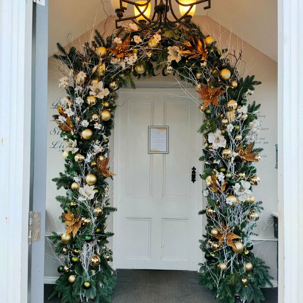 10 Downing Street door does not suit a Christmas wreath