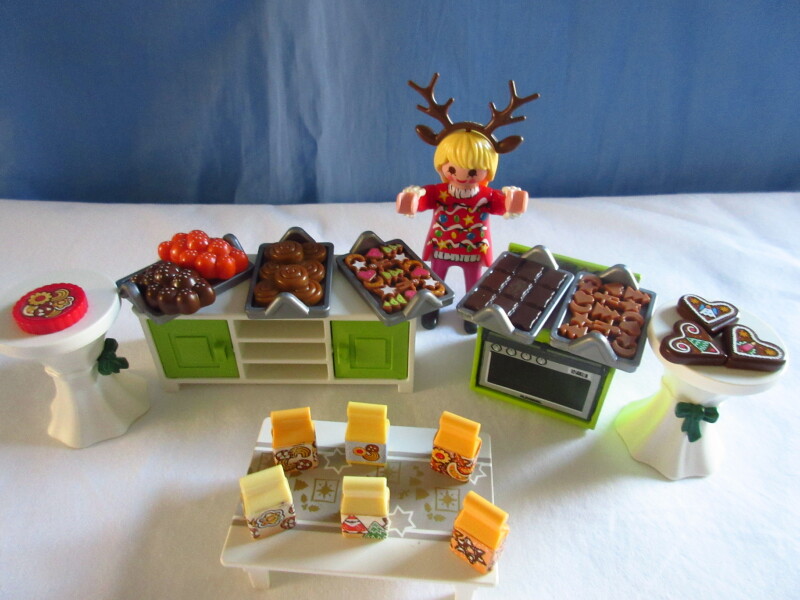 It's the season of advent for the Playmobil people in our house...