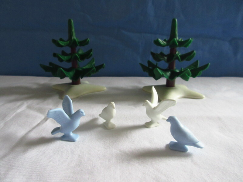 It's the season of advent for the Playmobil people in our house...