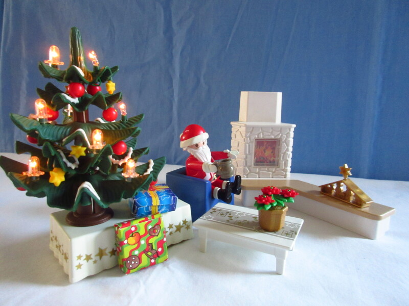 It's the season of advent for the Playmobil people in our house...