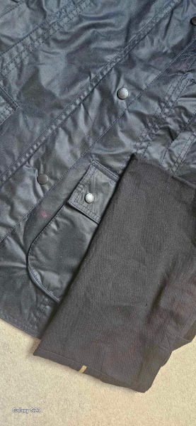 Is this Barbour Beadnell Navy or Black? Am I colourblind?