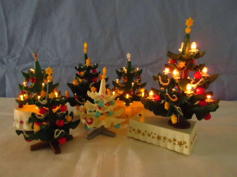 It's the season of advent for the Playmobil people in our house...