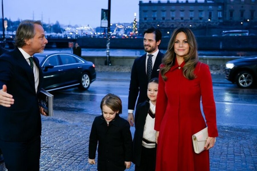 Royal Style: silk, stomachers, sapphires and plenty of sass