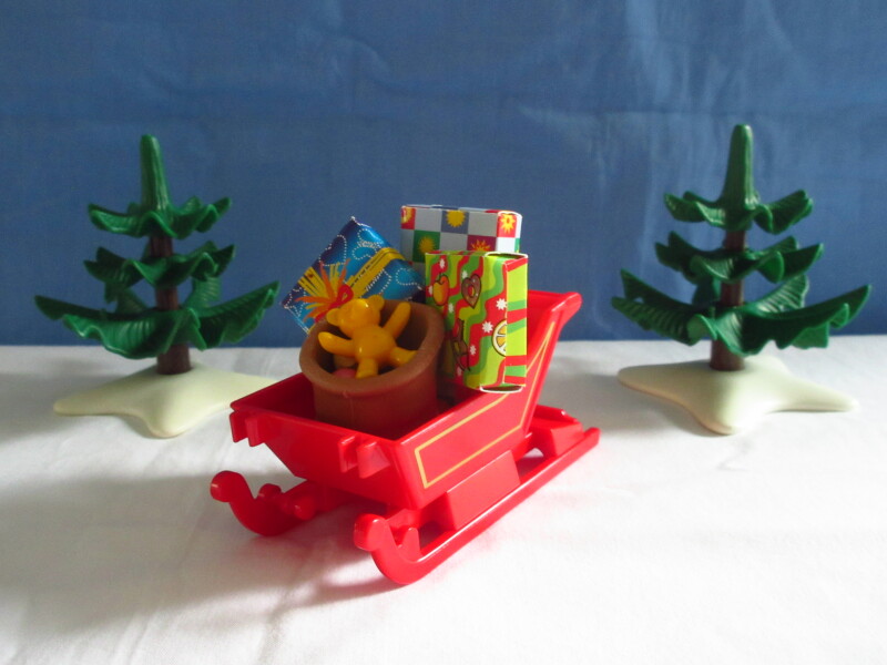 It's the season of advent for the Playmobil people in our house...