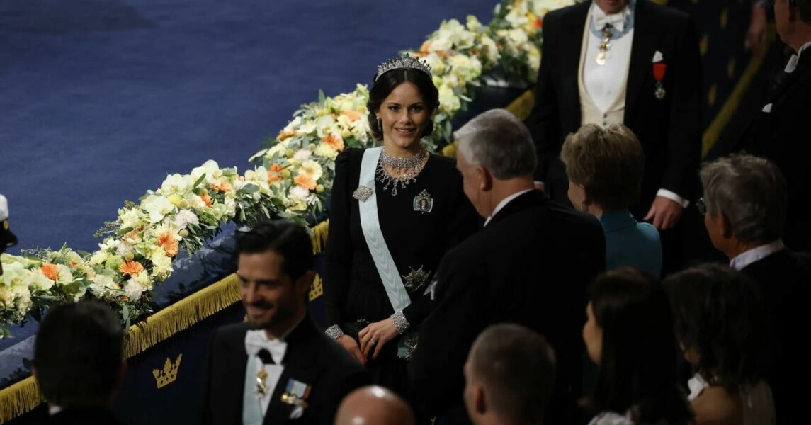 Royal Style: silk, stomachers, sapphires and plenty of sass