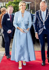 Royal Style: silk, stomachers, sapphires and plenty of sass