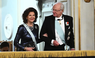Royal Style: silk, stomachers, sapphires and plenty of sass