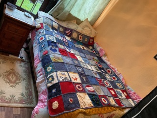 Woolly Hugs: A Blanket for fellow Mumsnetter thegreylady. Can you help us please?