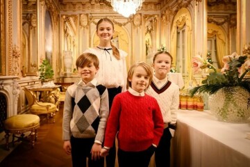 Royal Style: silk, stomachers, sapphires and plenty of sass