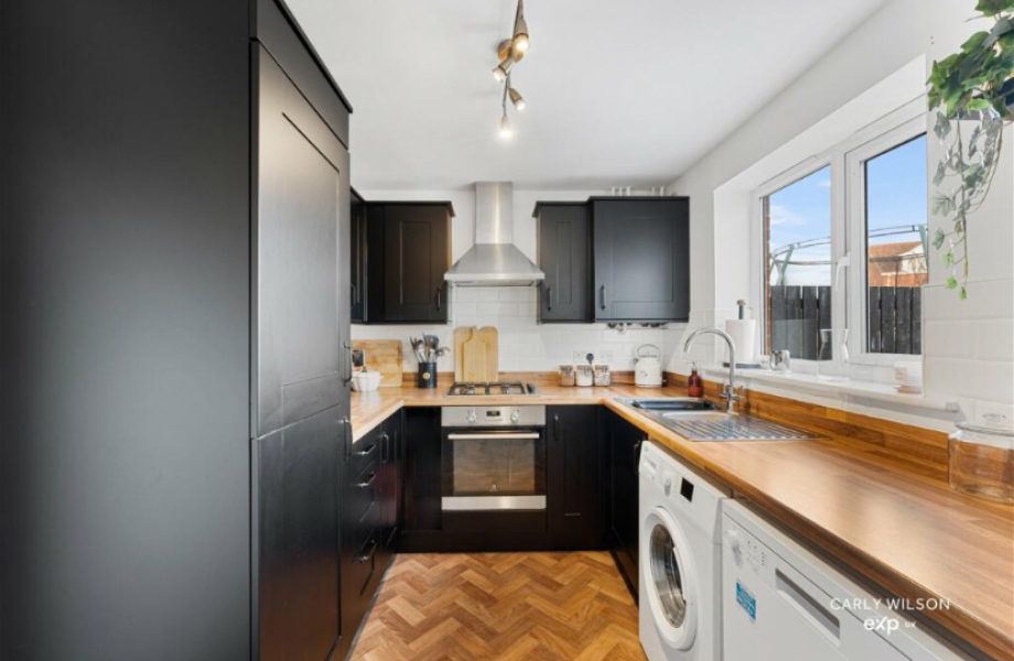 Does anyone have a black/ charcoal kitchen
