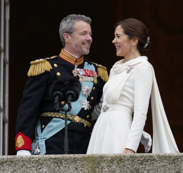 Royal Style: silk, stomachers, sapphires and plenty of sass