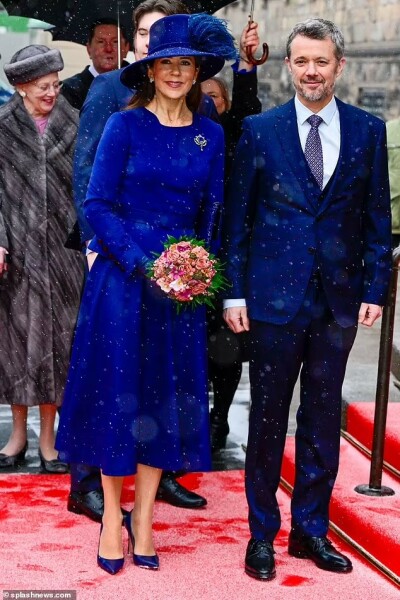 Royal Style: silk, stomachers, sapphires and plenty of sass