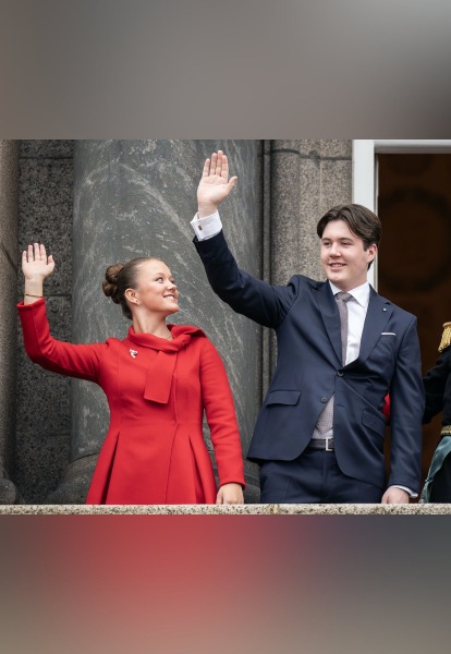 Royal Style: silk, stomachers, sapphires and plenty of sass