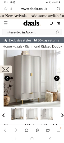 Does anyone have a vanity area? If so, pic please?